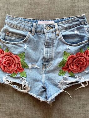 Zara Trafaluc Light Blue Denim Shorts with Red Rose Appliqué 🌹 size 2 ~ EUC